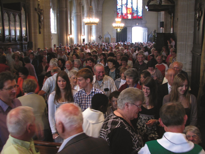 Avant la réforme liturgique, la messe se célébrait en latin et « dos au peuple ». La manière de faire actuelle signifie sans doute mieux que Dieu est relation, communication de lui-même, parole offerte, paix partagée, communion avec lui et entre tous.